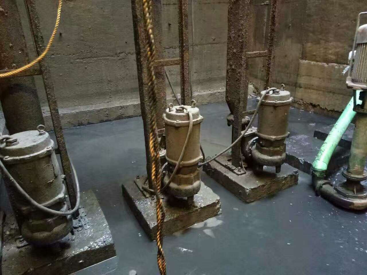 合浦污水池清理