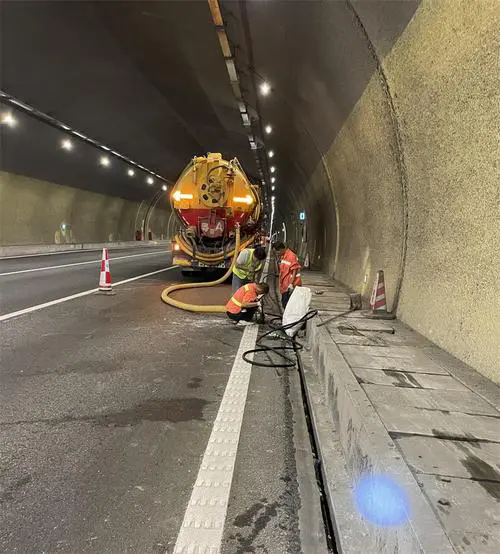 合浦隧道排水渠清淤